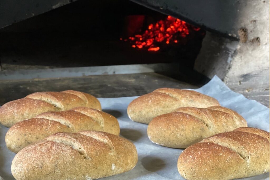 薪石窯で焼き上げた後のHyggelyのパン